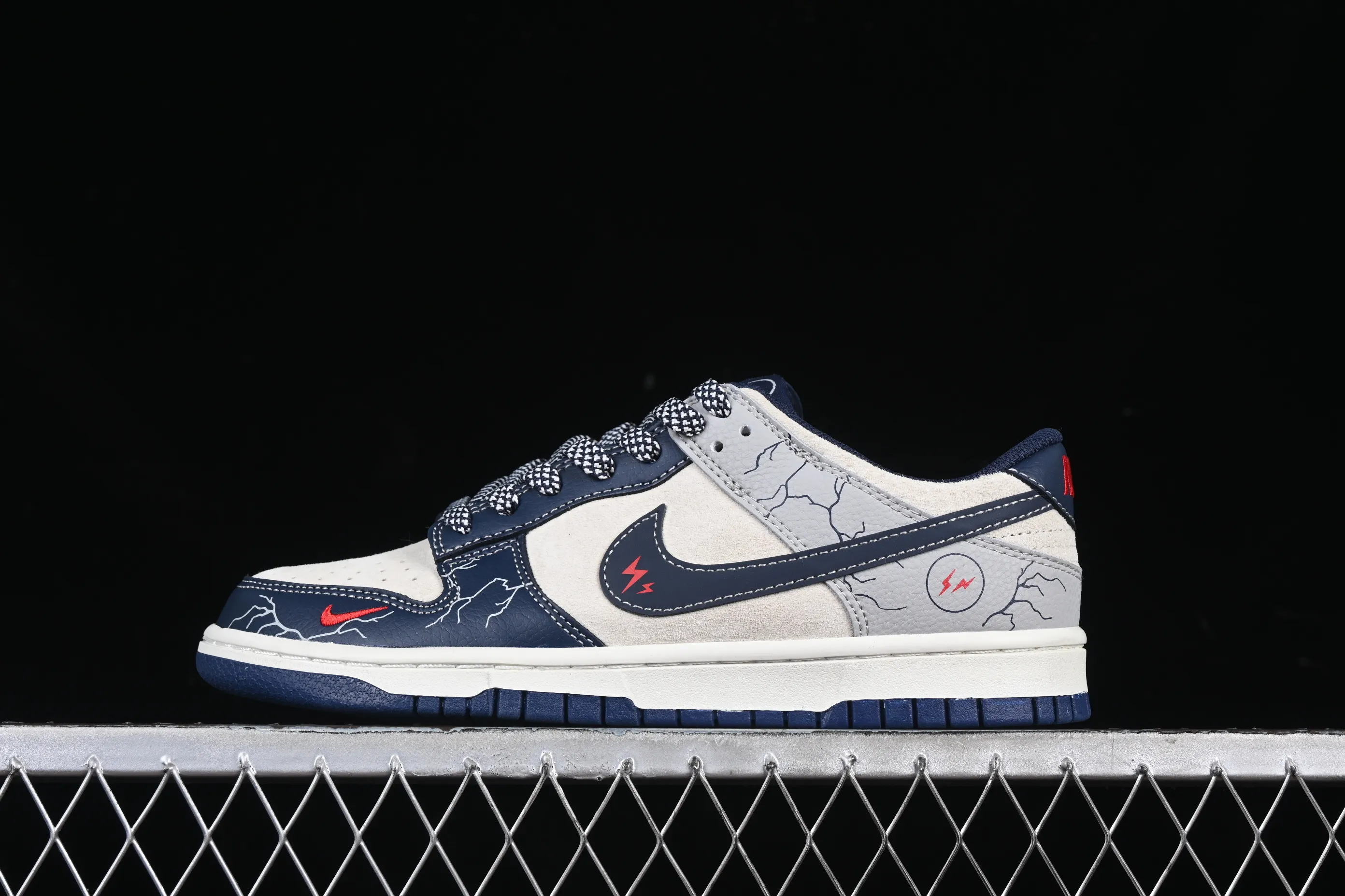 All categories Nk SB Dunk Series Nk SB Dunk Low High-end customized low-top sneakers Nk SB Dunk Low Lightning joint Sketch navy blue hook Anniversary high-end customization Low-top casual sneakers DJ2024-107